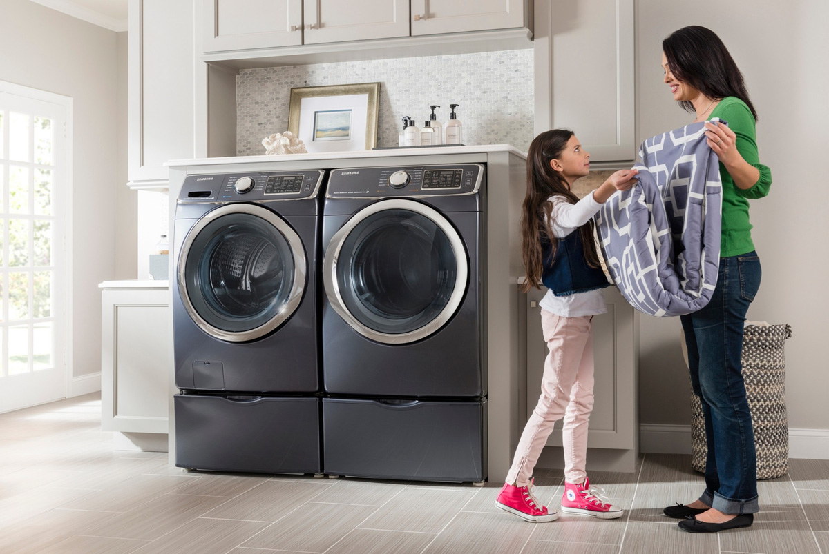 Nên sử dụng bột giặt hay nước giặt khi giặt chăn mền?
